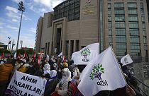 Arşiv: HDP'liler Selahattin Demirtaş'ın eski başbakan Ahmet Davutoğlu'na hakaret suçlamasıyla yargılandığı İstanbul'daki davayı protesto etti. 3 Şubat 2021 