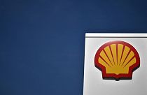 Logotipo da companhia multinacional de petróleo e gás Shell numa estação de serviço em Eltham, sudeste de Londres