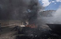 جوانان فلسطینی در اردوگاه آوارگان جنین در کرانه باختری لاستیک‌ها را آتش زدند، سه‌شنبه، ۱۲ آوریل ۲۰۲۲. 