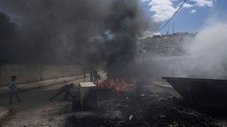 جوانان فلسطینی در اردوگاه آوارگان جنین در کرانه باختری لاستیک‌ها را آتش زدند، سه‌شنبه، ۱۲ آوریل ۲۰۲۲. 