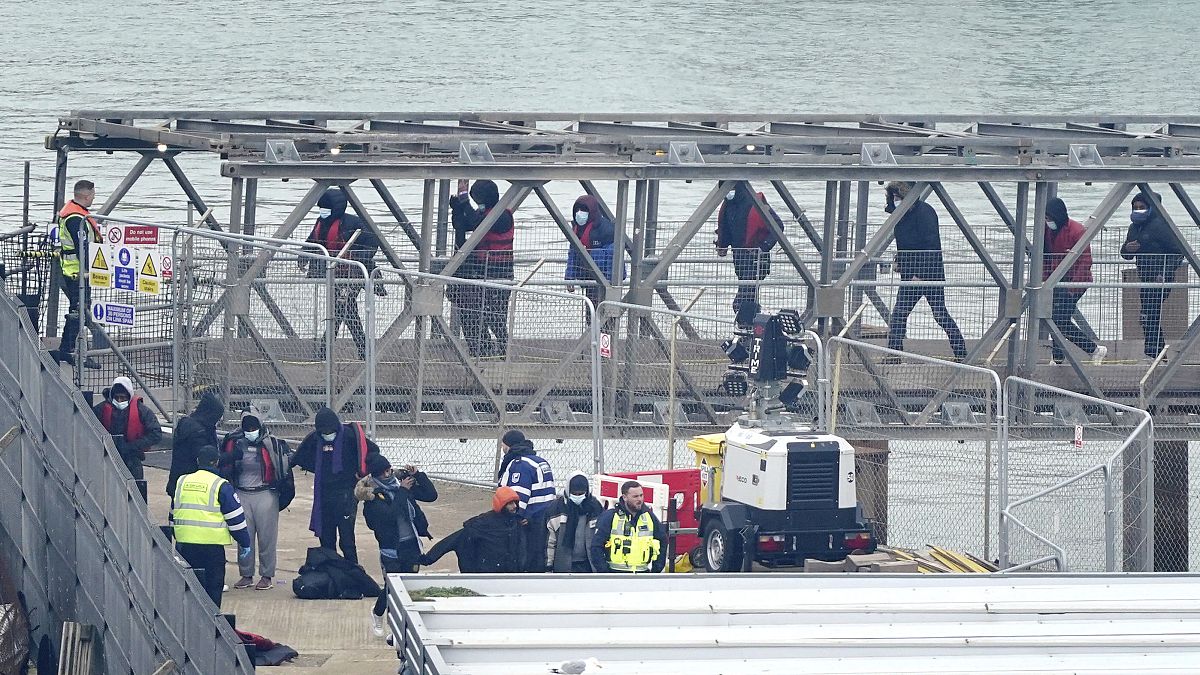 مهاجرون نقلوا إلى دوفر على متن سفينة تابعة لسلاح الحدود بعد حادثة قارب صغير في القنال - إنجلترا. 2023/03/06