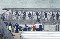 مهاجرون نقلوا إلى دوفر على متن سفينة تابعة لسلاح الحدود بعد حادثة قارب صغير في القنال - إنجلترا. 2023/03/06