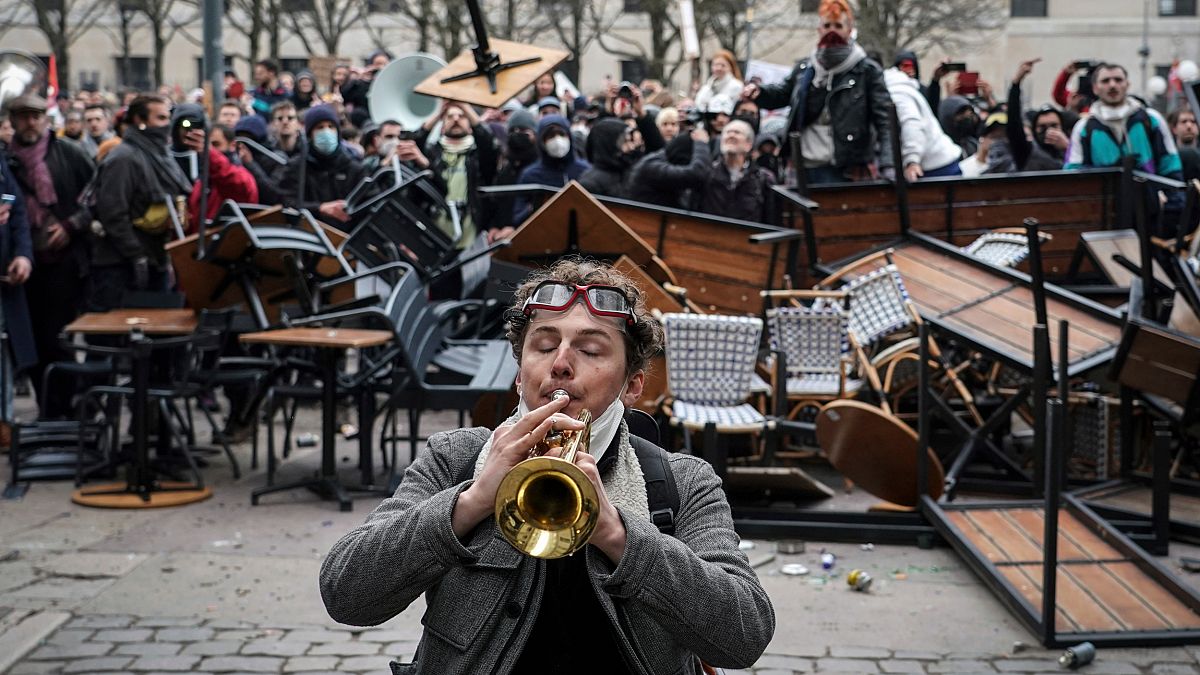 Barricadas e música nos protestos de Lyon contra a reforma das pensões