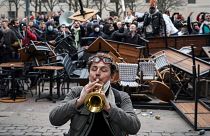 Barricadas e música nos protestos de Lyon contra a reforma das pensões