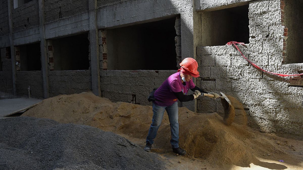 امرأة فنزويلية تعمل في حظيرة بناء. 2023/02/22