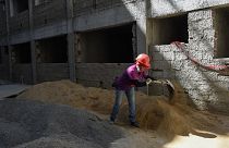 امرأة فنزويلية تعمل في حظيرة بناء. 2023/02/22