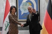 وزير الخارجية العراقي فؤاد حسين يصافح وزيرة الخارجية الألمانية أنالينا بيربوك أثناء زيارتها الرسمية للعراق