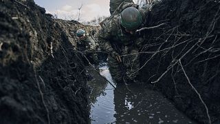 Ukrán katonák egy lövészárokban Bahmut közelében 2023. március 5-én