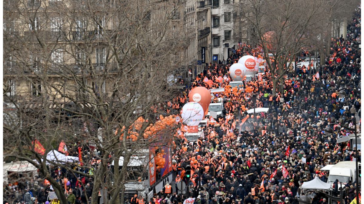  1,28 مليون شخص تظاهروا في  باريس وفي جميع أنحاء فرنسا احتجاجا على إصلاح نظام التقاعد، 7مارس/آذار 2023.
