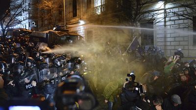 Cañón de agua contra los manifestantes en Georgia este martes 8 de marzo. 