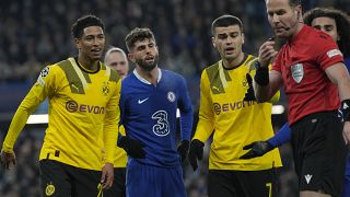 Die Dortmunder Spieler Jude Bellingham, und Giovanni Reyna wundern sich über Schiedsrichter Danny Makkelie