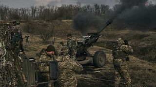 جنود أوكرانيون يطلقون قذائف هاوتزر عيار 105 ملم باتجاه مواقع روسية، بالقرب من مدينة باخموت