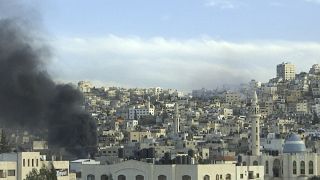تصاعد الدخان من المباني عقب اقتحام قوات إسرائيلية مخيم جنين للاجئين بالضفة الغربية المحتلة، 7 مارس 2023.