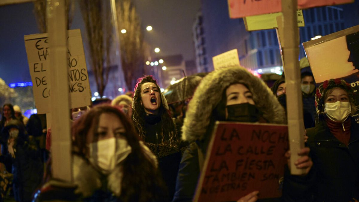 Феминистки в Испании требуют прекращения домашнего насилия и фемицида