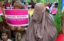 نساء داعمات لحزب ديني "الجماعة الإسلامية" في مسيرة للاحتفال باليوم العالمي للمرأة، في لاهور ، باكستان، 8 مارس 2023