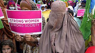  نساء داعمات لحزب ديني "الجماعة الإسلامية" في مسيرة للاحتفال باليوم العالمي للمرأة، في لاهور ، باكستان، 8 مارس 2023