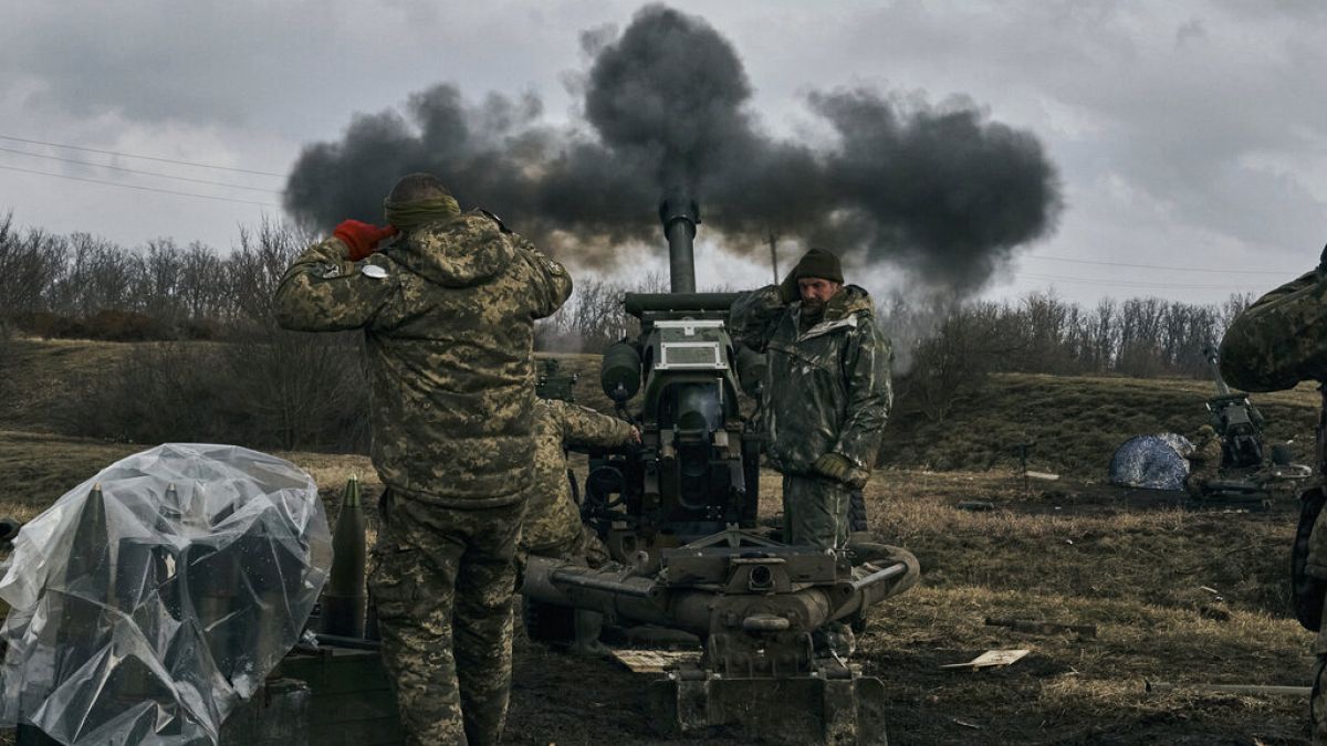 Des soldats ukrainiens tirent sur des positions russes près de Bakhmout (8/03/2023)