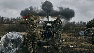 Des soldats ukrainiens tirent sur des positions russes près de Bakhmout (8/03/2023)