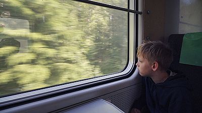 Ein Junge fährt Bahn