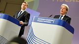 Le vice-président de la Commission européenne, Valdis Dombrovskis, et le Commissaire européen en charge de l'Economie, Paolo Gentiloni (de gauche à droite)