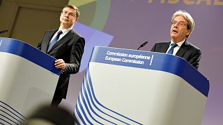 Il vice-presidente esecutivo della Commissione Europea Valdis Dombrovskis (a sinistra) e il commissario all'Economia Paolo Gentiloni (a destra)