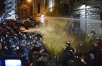 Η αστυνομία ρίχνει δακρυγόνα και κανόνια νερού σε διαδηλωτές έξω από το κτίριο του γεωργιανού κοινοβουλίου στην Τιφλίδα της Γεωργίας, Τρίτη 7 Μαρτίου 2023.