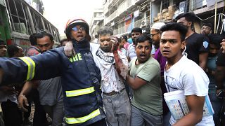 A bangladesi mentők munkában
