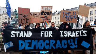 Decine di persone hanno manifestato contro la riforma proposta dal governo israeliano davanti al Parlamento europeo di Bruxelles