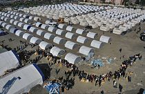 Палаточный лагерь для вынужденных переселенцев и беженцев после землетрясения в Турции