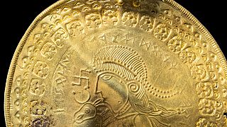 قطعة ذهبية مسىتديرة حفر عليها رسومٌ وكُتب عليها "إنه من رجال أودين" والأخير هو إله إسكندنافي، وتمّ تم اكتشاف هذه القطعة في منطقة فينديليف بالدنمارك أواخر العام 2020.