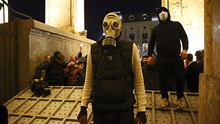 A rendőrség könnygázt és vízágyút is bevetett a tüntetők ellen Tbilisziben