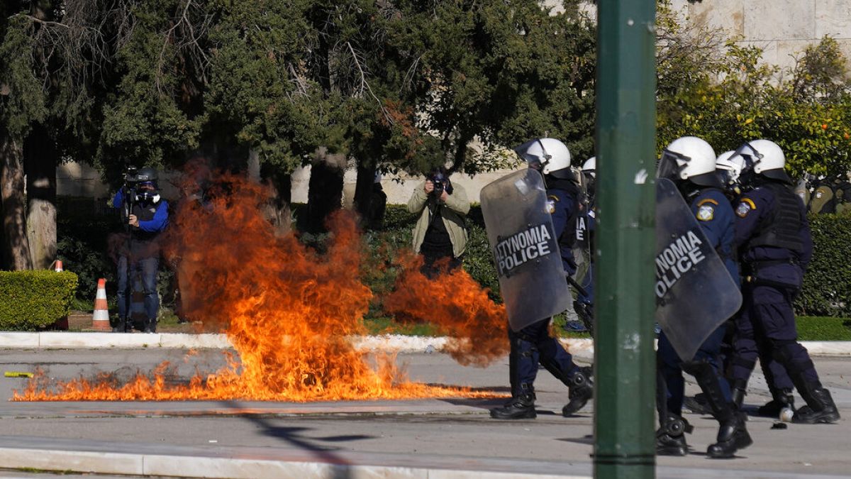 Atina'da göstericler ve polis arasında arbede çıktı