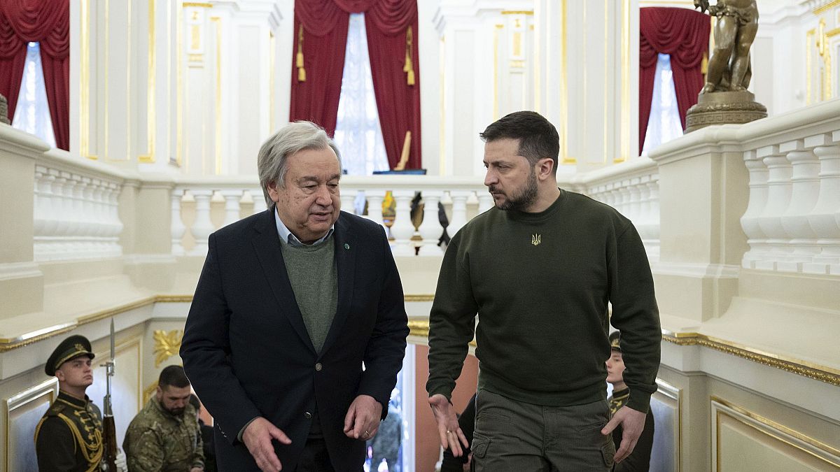 El secretario general de la ONU, António Guterres, acompañado por el presidente ucraniano, Volodímir Zelenski, tras su llegada a Kiev. 