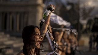 Miembros del grupo feminista FEMEN protestan contra el aumento del número de feminicidios en España en Madrid, España, el 27 de enero de 2023.