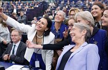 سلفی نمایندگان زن پارلمان اروپا با نخست وزیر فرانسه