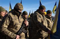 صورة  أرشيفية لجنود أوكرانيين يلقون النظرة الأخيرة على رفيقهم يوري بريخودكو، الذي قُتل في باخموت بمنطقة دونيتسك، أوكرانيا، 21 فبراير، 2022.