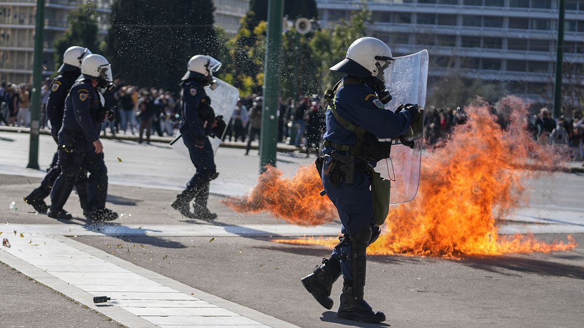 Polícia teve de recorrer a atordoantes para reprimir protestos violentos em Atenas