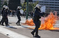 Polícia teve de recorrer a atordoantes para reprimir protestos violentos em Atenas