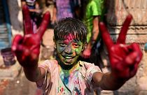 طفل هندي يحتفل بعيد الألوان 