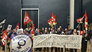 العاملون المحتجون أمام لوحة "موناليزا"