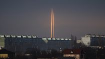 Trois roquettes russes lancées contre l'Ukraine depuis la région russe de Belgorod sont visibles à l'aube à Kharkiv, en Ukraine