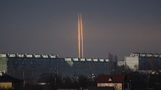 Misiles lanzados por Rusia vistos al amanecer en Járkov, Ucrania