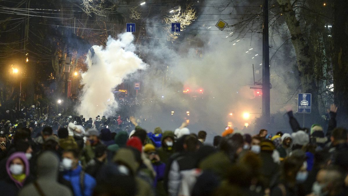 Las protestas en Tiflis fueron reprimidas con gas lacrimógeno y cañones de agua
