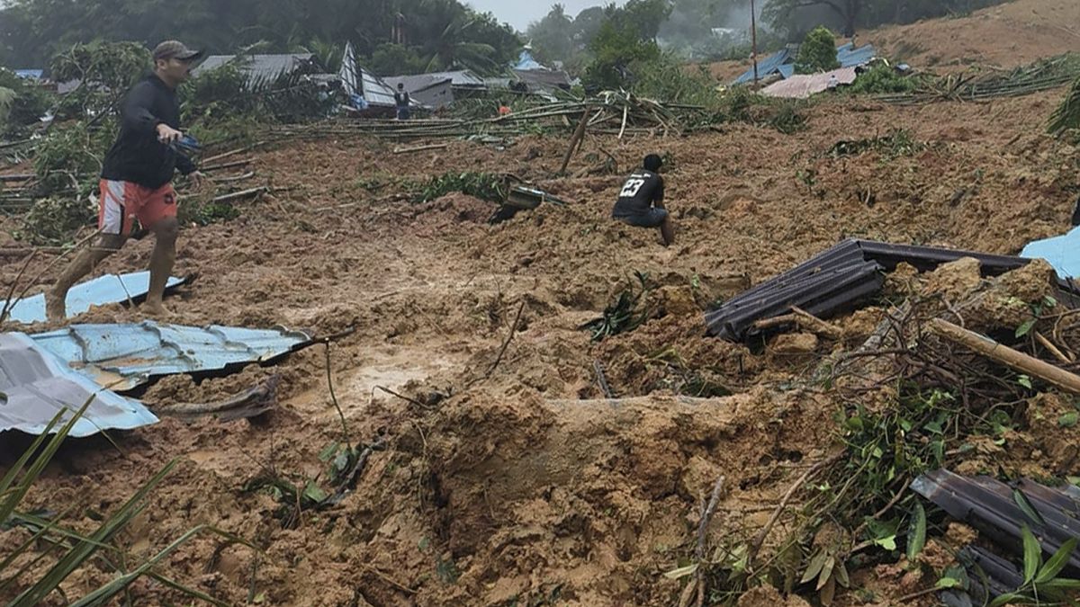  الأمطار الغزيرة ادت إلى انهيار التلال المحيطة، ودفن 30 منزلاً في قرية جنتنج في جزيرة نائية صغيرة، أندونيسيا 6 مارس/آذار 2023.