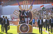 رئيس الوزراء الهندي ناريندرا مودي مع نظيره الأسترالي أنتوني ألبانيز عند وصولهما إلى الملعب لمشاهدة المباراة