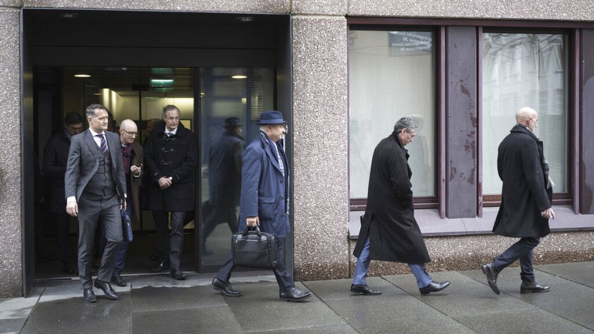A négy volt bankár eljhagyja a zürichi bíróság épületét