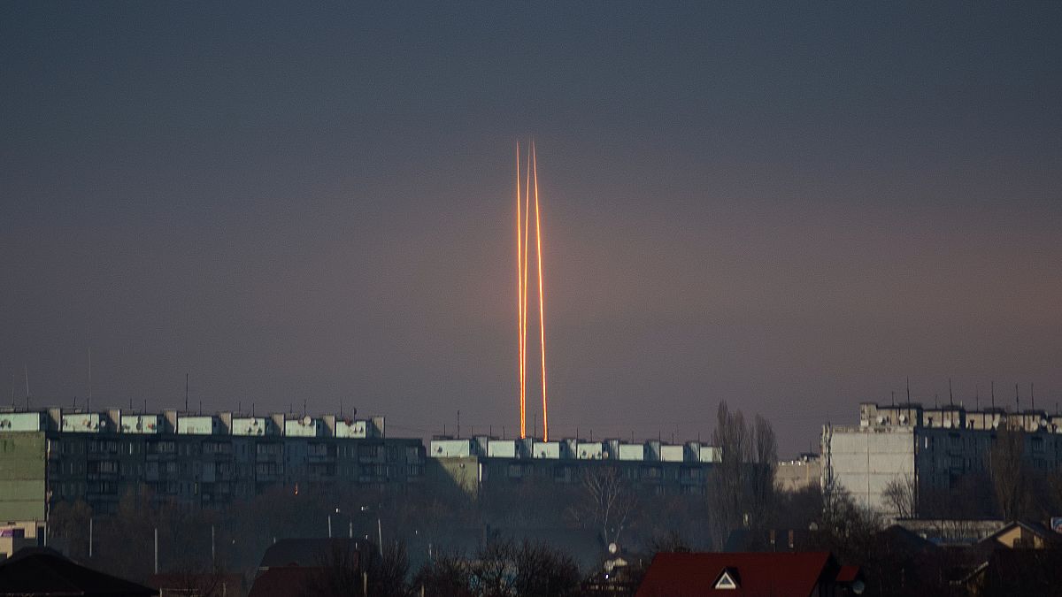 Три ракеты, запущенные по территории Украины из Белгородской области, вид из Харькова (9 марта 2023 г.)