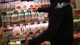 Яркие этикетки на полках супермаркета