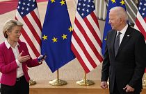 La présidente de la Commission européenne, Ursula von der Leyen, s'entretient avec le président américain, Joe Biden (en juin 2021)