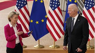 La présidente de la Commission européenne, Ursula von der Leyen, s'entretient avec le président américain, Joe Biden (en juin 2021)